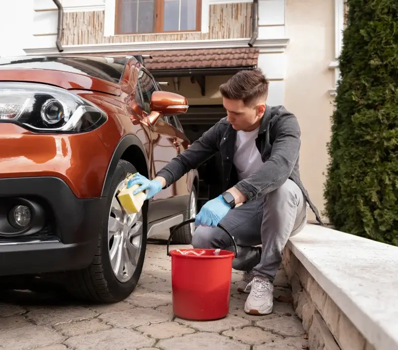 Lavage auto à domicile La Genétouze : professionnel intervenant sur un véhicule